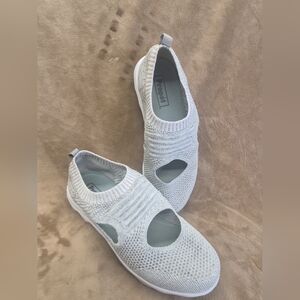 Propet Women's Size 8.5 D TravelActiv Avid Slip On Light Grey Sneakers Pre-owned